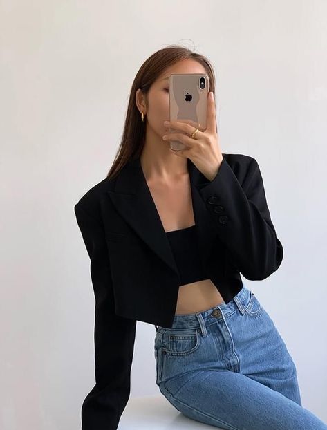 Blazer Crop Top Outfit, Cropped Blazer Outfit Classy, Jas Wedding, Black Blazer Outfit, Chic Evening Dress, Blazer Outfits Casual, Blazer Outfits For Women, Looks Party, Crop Blazer