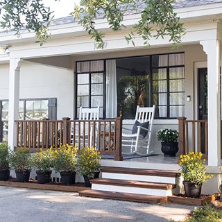 This before and after makes me look at fixer uppers in a whole new light😍Swipe to see the before and click the link in our bio to see more shocking transformations!⁠⠀ ⁠⠀ 📷credit: @jennasuedesign ⁠⠀ ⁠⠀ ⁠⠀ ⁠⠀ ⁠⠀ ⁠⠀ #beforeandafter #porch #outdoorliving #porchmakeover #renolife #homedecor #designmakeover #houseone #thisoldhouse #diyplans #maker #handmade #custommade #diy #doityourself  #diyproject #diystyle #diyer Small Ranch Style Homes, Front Porch Makeover, Farmhouse Exterior Design, Railing Ideas, Building A Porch, Diy Front Porch, Porch Makeover, Farmhouse Front Porches, Porch Railing