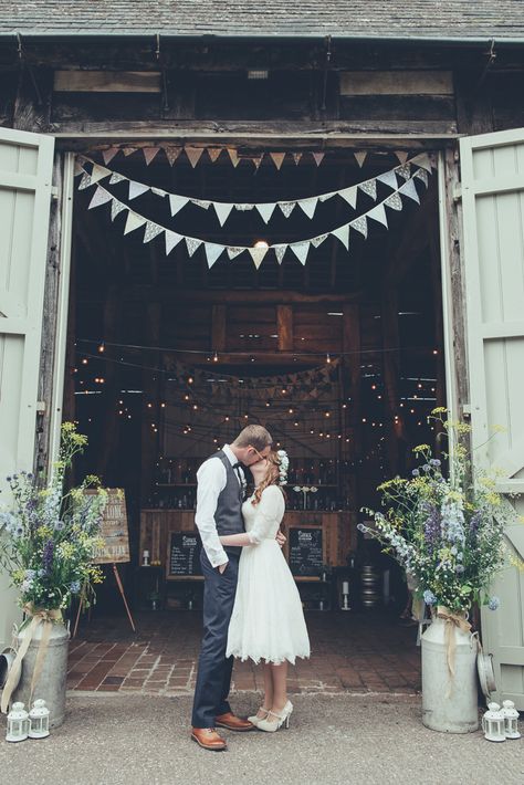 Farm Wedding Backdrop, Diy Barn Wedding Decorations, Backyard Barn Wedding, Rustic Casual Wedding, Pole Barn Wedding, Simple Barn Wedding, Barn Weddings Ideas, Wedding Barn Decor, Wedding Barn Decorations