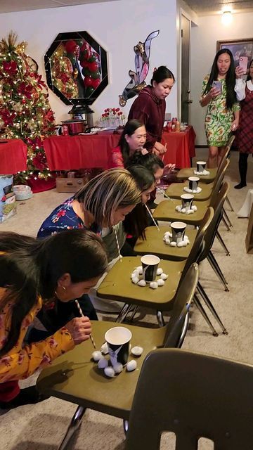 Jentsie Maynard 🇺🇸❤🇵🇭 on Instagram: "This Christmas games are lit. 🤣 #christmasparty #christmas #christmasgames🎄🔝😍👏🎁🎉🎲🃏" Family Christmas Party Games, Xmas Party Games, Christmas Eve Games, Christmas Party Games For Kids, Fun Family Christmas Games, Funny Christmas Games, Girls Christmas Party, Christmas Party Activities, Diy Christmas Party