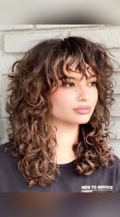 Edgy Curly Hairstyles, Shoulder Length Wavy Hair, Curly Shag Haircut, Curly Hair Trends, Shoulder Length Curly Hair, Dark Curly Hair, Natural Curly Hair Cuts, Edgy Haircuts, Curly Haircuts