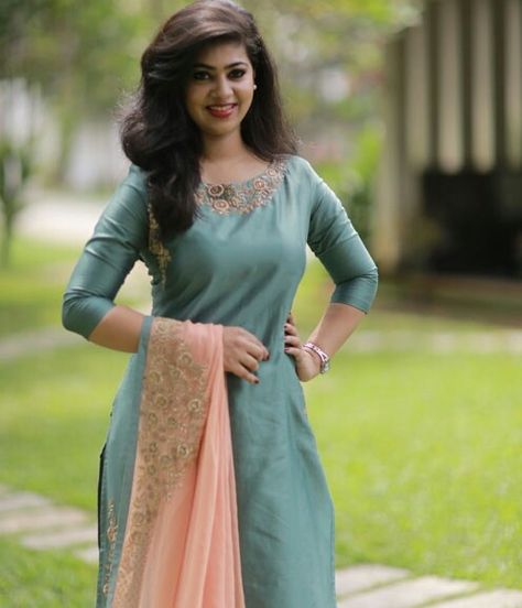 Green Dress Combination, Churidhar Tops, Chudithar Design, Chanderi Suit, Silk Kurti Designs, Salwar Neck Designs, Pista Green, Long Gown Design, Churidar Designs