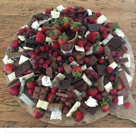 Buffet Dessert, Diy Dessert, Fest Mad, Dessert Platter, Party Food Platters, Party Trays, Party Platters, Grazing Tables, Deilig Mat