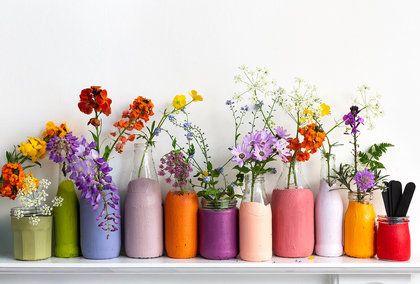 LIFESTYLE Flowers In Glass Jars, Fun Flower Vases, Spring Decor Aesthetic, Flower Jars Decoration, Jar Vases Diy, Glass Jar Art, Glass Jar Crafts, Glass Jar Decorating Ideas, Painted Glass Jars