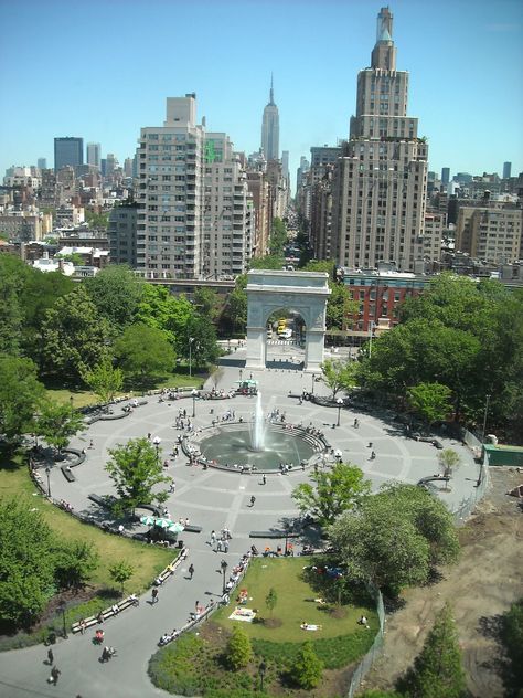 Nyu Campus, Feeding Pigeons, Square Space, West Village Nyc, Street Performers, City Square, Fountain Square, Park Square, People Reading