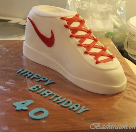 Sneaker-Torte | Backtraum Happy Birthday 40, Nike Logo, Happy Birthday, Nike, Sneakers, Birthday