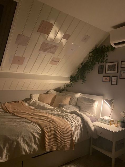 Aesthetic Bedroom Slanted Ceiling, Attic Bedroom Ideas Angled Ceilings Cozy, Bedroom Inspo Attic, Room Decor Bedroom Slanted Ceiling, Half Slanted Ceiling Bedroom, Bedroom Ideas For Slanted Ceilings, Room Ideas For Slanted Ceilings, Slanted Ceiling Bedroom Layout, Room Ideas With Slanted Ceilings