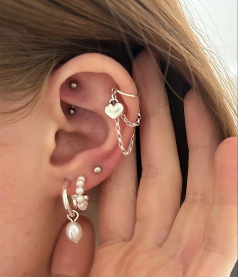 Rook piercing. Helix layered chain earring Double Helix Aesthetic, Helix Chain Piercing, Helix To Lobe Chain Earring, Double Helix Piercings Aesthetic, Double Helix Jewelry, Helix Earrings Aesthetic, Helix Aesthetic, Helix Piercing Aesthetic, Cute Helix Piercing