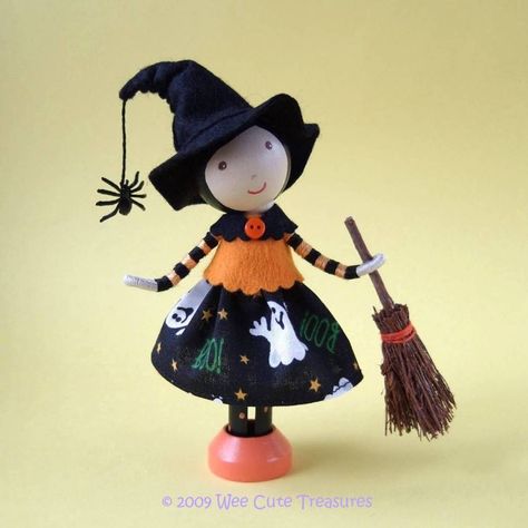 Idea for a Halloween Witch with Broomstick clothes peg doll :-) Halloween Clothespin, Wire Dolls, Clothespin Art, Clothespin Doll, Miniature Witch, Stick People, Pin Crafts, Craft Sticks, Wood Peg Dolls