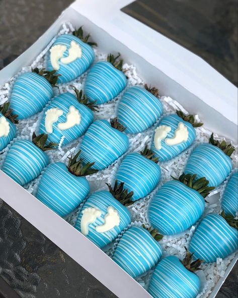 Chocolate Covered Strawberries Baby Boy, Baby Shower Chocolate Covered Strawberry, Baby Shower Treats Boy, Baking Birthday Cake, Wine Gift Box Ideas, Strawberry Box, Baby Shower Chocolate, Chocolate Slabs, Chocolate Covered Strawberries Bouquet