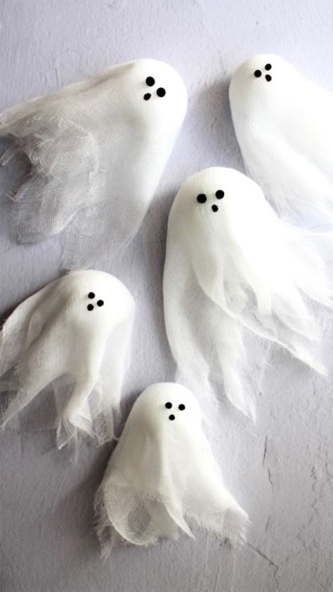 Diy Paper Ghost Decoration, Diy Ghost Figurine, Friendly Ghost Decorations, Diy Small Halloween Decorations, Ghost Ornament Diy, Diy Ghosts Decor, Diy Ghost Ornaments, Diy Mini Ghosts, Diy Adopt A Ghost