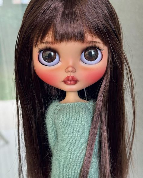 EB my blythe | Sold🤍 #blythe #blythedoll #blythecustom #blytheforadoption #blythefotography | אינסטגרם Blythe Doll Outfits, Bangs Brown Hair, No Bangs, Short Bangs, Doll Outfits, Art Collage Wall, Pretty Dolls, Light Brown Hair, Blythe Doll