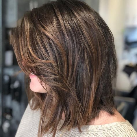 Perfectly Textured Lob hairstyle Medium Hairstyles For Round Faces, Fat Face Haircuts, Haircuts For Round Face Shape, Hairstyles For Fat Faces, Medium Layered Haircuts, Easy Hairstyles For Medium Hair, Lob Hairstyle, Shoulder Length Hair Cuts, Medium Hairstyles