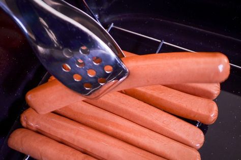 How to Steam Hot Dogs in an Oven Roaster (with Pictures) | eHow Roaster Oven Recipes, Roaster Recipes, Baking Appliances, Making Hot Dogs, Toaster Oven Recipes, Turkey In Roaster, Electric Roaster, Oven Meals, Hot Dog Sauce