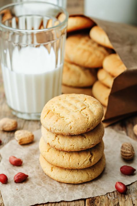 Amish Peanut Butter Cookies - Made with sugar, brown sugar, butter, shortening, peanut butter, eggs, baking soda, salt, vanilla extract, flour | CDKitchen.com Amish Peanut Butter, Amish Cookies, Homemade Peanut Butter Cookies, Brown Sugar Butter, Making Peanut Butter, Peanut Butter Eggs, Healthy Food Menu, Homemade Peanut Butter, Butter Cookies Recipe