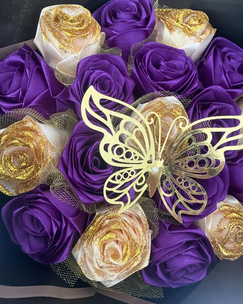 Purple and gold glittery bouquet ✨💐 - Ramo con flores moradas y doradas con brillo ✨💐 #purpleandgoldbouquet #flowers #purple #gold #boquetinspo #boquetofflowers #eternalflowers #gliterflowers🌸❇ #glitter #glitteryflowers #floreseternas #flores #floresmoradas💜 #floresdoradas #eternalflowerbouquet #ideasderamos #ramoideas #ramoinspo #ramodefloreseternas #ramodefloresbrillantes #ramodefloresmoradas #njflorist #nj #centraljersey #middlesexcountynj #explore #insipration #smallbusiness #supportsmal... Purple Gold Bouquet, Purple And Gold Bouquet Wedding, Purple And Gold Flower Arrangements, Purple And Gold Bouquet, Gold Bouquet Wedding, Gold Bouquet, Flowers Purple, Bouquet Wedding, Purple Gold