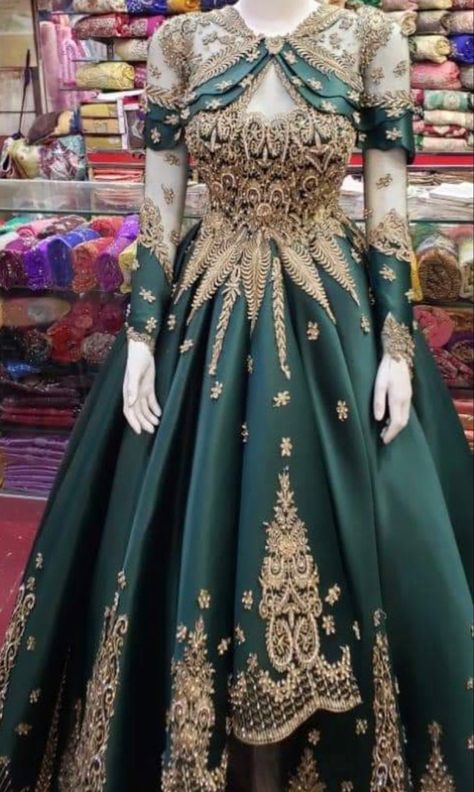 Emerald Green Ball Gown, Green Ball Gown, Baju Kahwin, Long Sleeve Wedding Dress, Royal Dresses, V Neck Wedding Dress, Fantasy Gowns, Sleeve Wedding Dress, Wedding Dress Couture