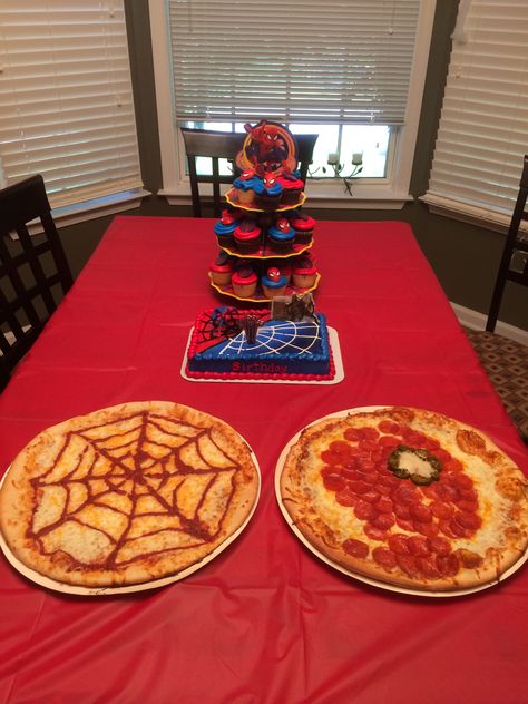 Spiderman Baking Ideas, Spider Man Pizza, Spider Man Food, Spiderman Themed Food, Spiderman Pizza, Spider-man Party, Spiderman Food, Spiderman Party Ideas, Spiderman Room