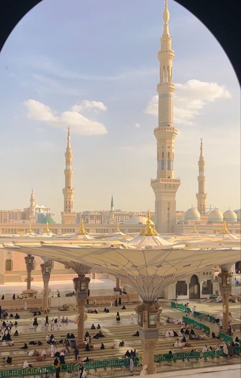 Mecca Madinah, Social Media Images Design, Al Masjid An Nabawi, Medina Mosque, Islamic Wallpaper Iphone, New Wallpaper Iphone, Mecca Wallpaper, Muslimah Aesthetic, Islamic Wallpaper