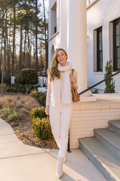 Cream Color Boots Outfit, Ivory Ankle Boots Outfit, Cream Boots Outfit Winter, White Booties Outfit Fall, Cream Boots Outfit, White Booties Outfit, White Jeans Outfit Winter, Neutral Summer Outfits, Leather Boots Outfit