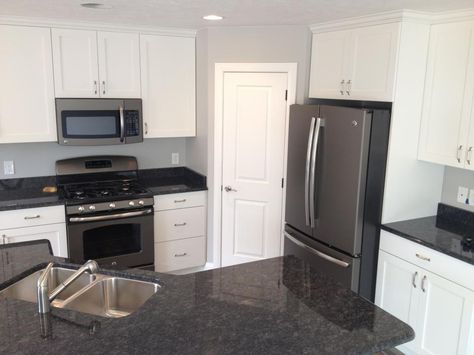 GE slate appliances. Elegant and NO FINGERPRINTS! Kitchen With Dark Appliances, Kitchen Cabinets With Black Appliances, Slate Appliances Kitchen, Ge Slate Appliances, Cabinets Gray, Slate Appliances, Store Kitchen Appliances, Dark Grey Kitchen, Dark Countertops