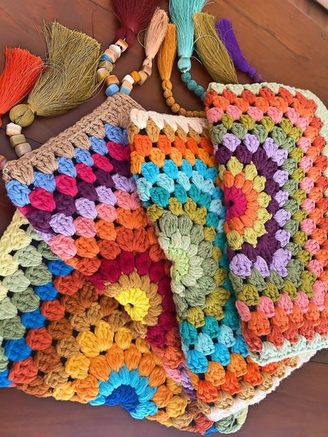 Crochet Granny Square - Crochet Motif - Crochet Patterns - Crochet Projects - Crochet Craft Crochet Bag Two Color, Granny Square Wallet, Gen Stone, Granny Square Clutch, Crochet Zipper Pouch, Crochet Tassels, Crochet Zipper, Clutch Bag Pattern, Crochet Granny Square Tutorial