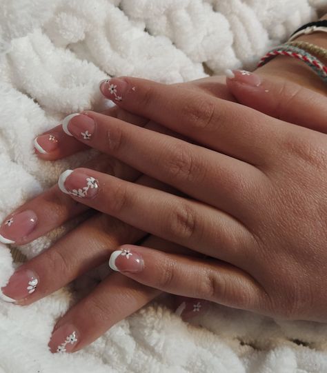 White Nails With Flowers, Nails With White Flowers, White Flower Nails, Classy Gel Nails, Accent Nail Art, Nails With Flowers, Bday Nails, Almond Flower, Glamour Nails