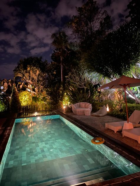 Pool party at a villa night time aesthetic villa in Bali Bali Swimming Pool, Bali Birthday, Bali Night, Wallpaper Bali, Bali Nightlife, Bali Party, Bali Pool, Beach House Pool, Villa Pool