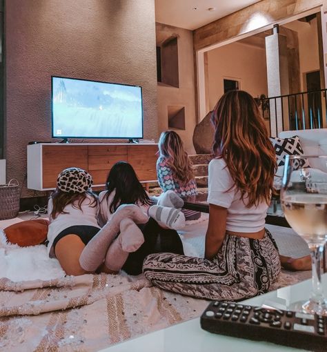 Girls sleepover/ Movie night Movie Night Pictures, Best Friends Movie, Adult Slumber Party, Movie Night Photography, Girls Night Movies, Girls Slumber Party, Pijama Party, Girl Sleepover, Chapter 55