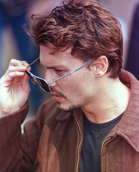 Johnny Depp Short Hair, Johnny Depp Haircut, Johnny Depp Hair, Vanessa Paradis Johnny Depp, Kaptan Jack Sparrow, Young Johnny Depp, Johnny Depp Pictures, Scissor Cut, Fear And Loathing