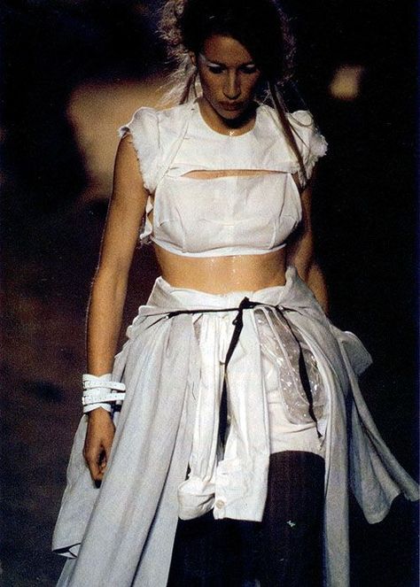 Maison Martin Margiela S/S 1990 Margiela Masks, Martin Margiela 90s, Margiela 90s, Visual Summary, Margiela Archive, Sculpture Fashion, Deconstruction Fashion, Cotton Fashion, Raf Simons