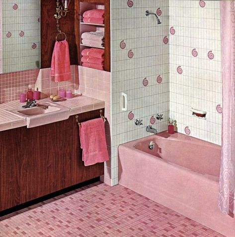 gorgeous Vintage Pink Tile Bathroom, Pink Vintage Bathroom, 60s Bathroom Decor, 60s Bathroom, Pink Tile Bathroom, Retro Pink Bathroom, Vintage Pink Bathroom, Pink Bathrooms, Bathroom Retro