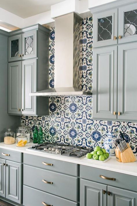 23 Gorgeous Blue Kitchen Cabinet Ideas Mediterranean Kitchen Backsplash, Grey Blue Kitchen, Trendy Kitchen Backsplash, Серая Кухня, Mediterranean Kitchen, Blue Kitchen Cabinets, Gray Cabinets, Grey Kitchens, Kitchen Tiles Backsplash