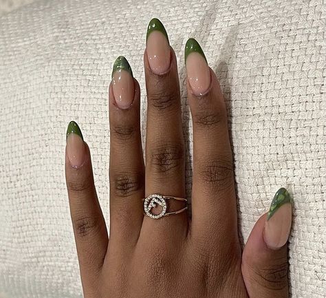 Short Acrylic Nails Earth Tones, Sage Green Nails Black Women, Emerald Green Oval Nails, Green Square Nails Acrylic, Basic Nails Green, Short Xmas Nails Green, Almond Nails Green Design, Simple Green Acrylic Nails, Nature Green Nails