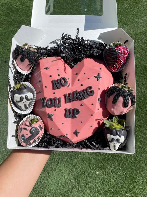 Spooky Treat Box Ideas, Goth Chocolate Covered Strawberries, Spooky Chocolate Covered Strawberries, Halloween Breakable Heart, Ghostface Cake, Halloween Berries, Breakable Chocolate Heart, Strawberries Ideas, Breakable Hearts