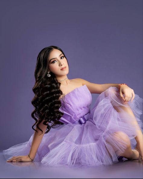 Quince Studio Photoshoot, Sweet Sixteen Photoshoot Ideas, Sweet 16 Pics, Sweet Sixteen Photoshoot, Quince Photoshoot Ideas, 16 Photoshoot, Cake Photoshoot, Purple Cakes Birthday, Quinceanera Photoshoot