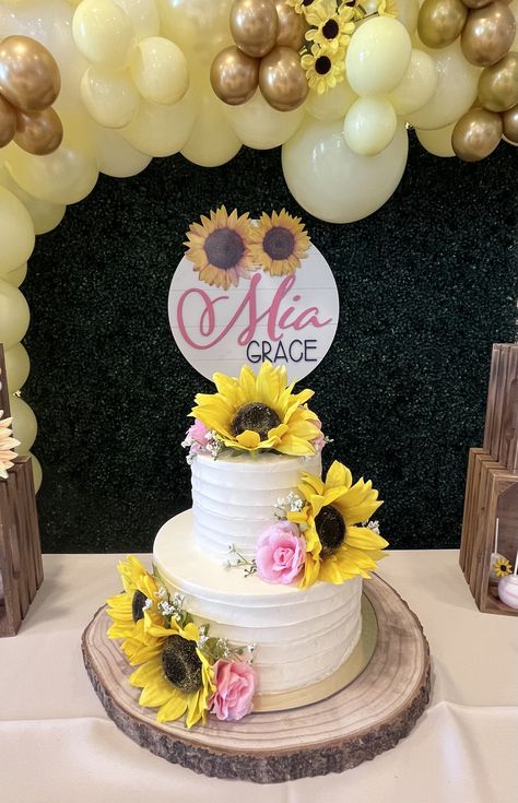 Sunflower Baby Shower Cake, Sunflower Baby Shower Theme, One Year Birthday Party, Cow Sunflower, 18th Birthday Ideas, Sunflower Baby Shower, Sunflower Birthday, Baby Shower Party Themes, Sunshine Baby Shower