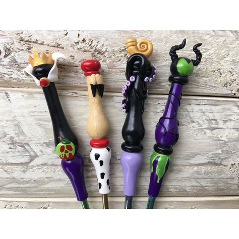 Disney's Villain Inspired Ergonomic Crochet Hook 4 Piece Set / Hook-N-Clay Diy Crochet Hook Handle, Diy Crochet Hook, Custom Crochet Hooks, Handmade Crochet Hook, Crochet Hook Handles, Ergonomic Crochet Hook, Tanah Liat, Crochet Goodies, Custom Crochet