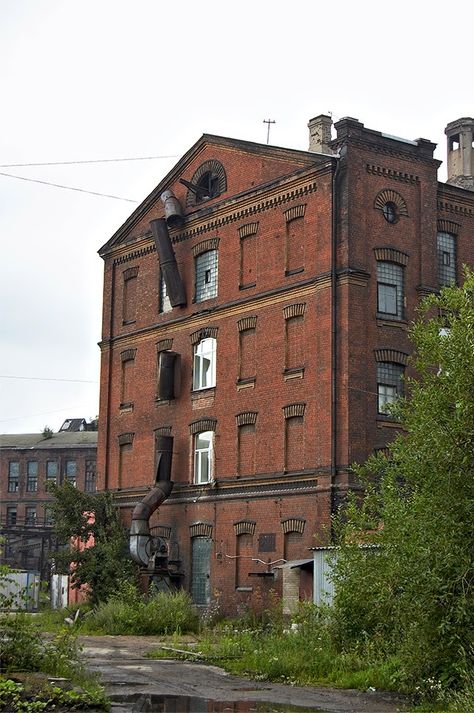 Deserted Places: An abandoned industrial complex in St. Petersburg Ruth Norbury, Factory Aesthetic, Abandoned Factories, Destroyed City, Industrial House Exterior, Abandoned Industrial, Deserted Places, Creepy Old Houses, Abandoned Warehouse