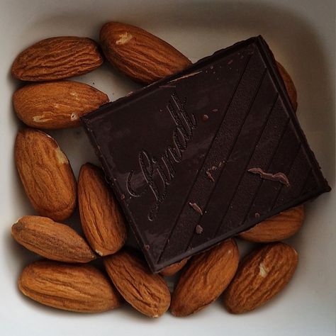 Almond Mom Aesthetic, Almonds Aesthetic, Dark Chocolate Aesthetic, Almond Aesthetic, Healthy Dark Chocolate, Dark Chocolate Almonds, Snacks Saludables, Healthy Food Motivation, Uppsala