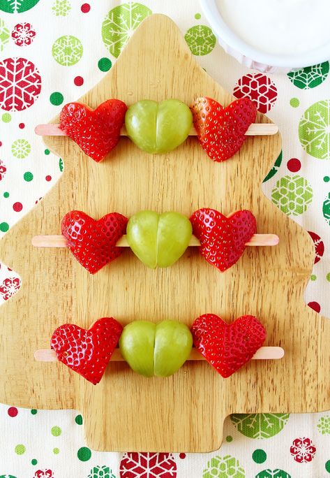 Grape Heart Skewers, Yogurt Fruit Dip, Healthy Christmas Snacks, Christmas Party Snacks, Unclog Arteries, The Grinch Who Stole Christmas, Grinch Heart, Valentines Snacks, Grinch Who Stole Christmas