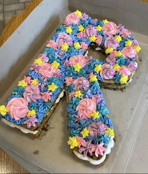 Flower Cookie Cake, Cookie Cake 20th Birthday, 21st Birthday Cookie Cake Ideas, Cookie Cake 21st Birthday, Oreo Letter Cake, Cookie Cake Letter, Cookie Cake Birthday, Fancy Food, Cookie Cake