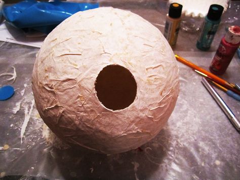 DIY Biodegradable Cremation Urn. Was your loved one an environmentalist? Consider making your own biodegradable cremation urn with this super easy papier-mache tutorial that shows you how to make an oval shape using a balloon base. When you’re done, pour Biodegradable Urns For Water, Diy Urns For Ashes, Water Cremation, Decorating Rv, Remembrance Ideas, Memorial Crafts, Balloon Base, Homemade Paper, Memory Projects