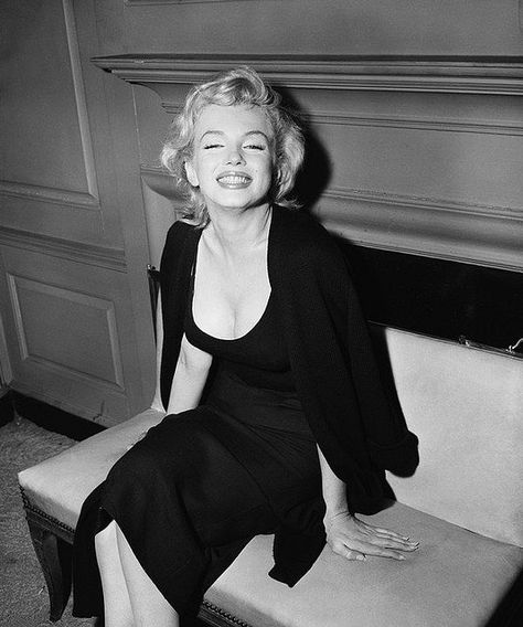 Marilyn Monroe rare photograph by a.heart.17, via Flickr Gentlemen Prefer Blondes, Marilyn Monroe Photos, Norma Jean, Norma Jeane, Blonde Bombshell, White Photo, Press Conference, Hollywood Glamour, 1950s Vintage