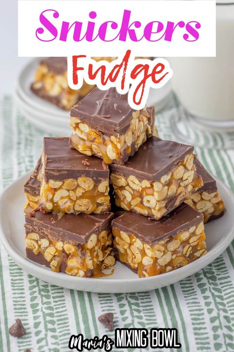 This Snickers Fudge is layers of rich chocolate fudge, topped with a caramel layer that is packed full of peanuts. So delicious! Snickers Fudge, Snickers Candy, Chocolate And Caramel, Homemade Fudge, Candy Cookies, Homemade Candies, School Snacks, Fudge Recipes, Chocolate Fudge