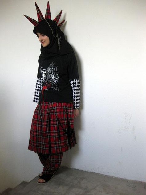 Muslim Punk Girl - Imgur Cultura Punk, Estilo Punk Rock, Scene Girl, Punk Culture, Gothic Chic, Mode Punk, Arte Punk, Diesel Punk, Punk Girl