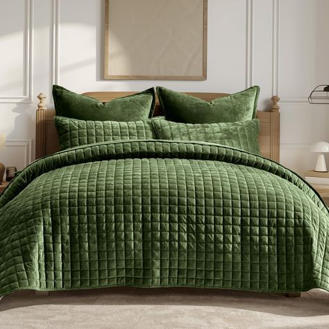 PRICES MAY VARY. EVER-STUNNING QUILT - RECYCO luxury velvet quilt sets present a sophisticated and chic look. With an ultra-plush soft texture, it creates a rich and inviting sheen that varies in shades of color depending on the angle and lighting. The classic channel stitch geometric pattern makes it an absolute must-have for adding a touch of elegance to any home decor. ULTRA SOFT & COMFY - Our velvet bedding set is crafted with premium velveteen and pre-washed brushed fabric, ensuring an ultr Green Velvet Bedding Ideas, Hunter Green Bedding, Dark Academia Bedding, Bedroom Must Haves, Green Linen Bedding, Classic Channel, Velvet Bedding, Velvet Bedspread, Loden Green