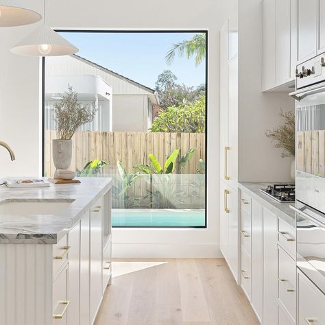 👉👉 All the angles on The Gables’ Kitchen in Burraneer. Crushing on that gorgeous big kitchen window overlooking the pool. Sure it’s practical for keeping an eye on kids and the sunlight is amazing, but mostly because it’s just damn pretty and makes this space feel soooo good. 🤍🤍 #kitchen #kitchendesign #interior #coastalliving #homedesign #interiordesign Kitchen Overlooking Pool, Big Window In Kitchen, Big Windows Kitchen, Big Kitchen Window, Large Kitchen Window, Building House Plans Designs, Building House, Big Kitchen, Big Windows