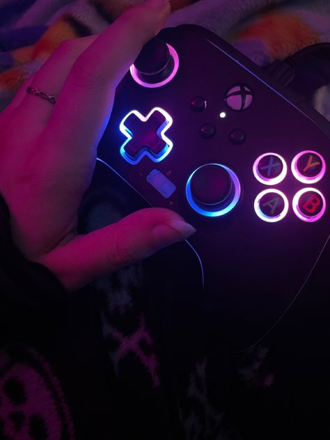 Video Game Controller Aesthetic, Playing Xbox Aesthetic, Xbox Controller Aesthetic, Dark Gamer Aesthetic, Controller Aesthetic, Xbox Aesthetic, Gamer Fanart, Relaxing Thoughts, Catherine Cowles