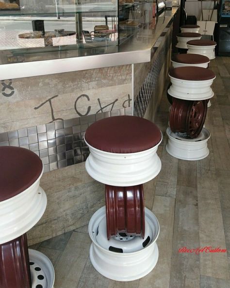 Muebles de diseno Decoracion industrial Outside Bar Stools, Metal Barrel Furniture, Barrels Diy, Bar Deco, Tire Furniture, Tire Art, Cool Bar Stools, Pub Design, Car Part Furniture